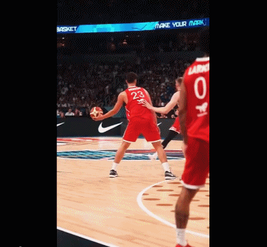 帥慘了！慢鏡頭看申京假傳戲耍防守 腦后傳球驚艷全場(chǎng)！