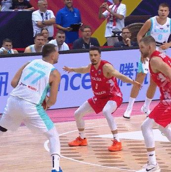 撤步超遠三分一箭穿心！東契奇做下壓手勢霸氣慶祝