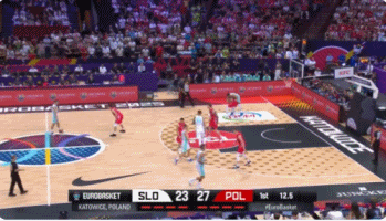 ??窒息！東契奇被波蘭球員拿頭防守頂離地 末節還被懟倒在地