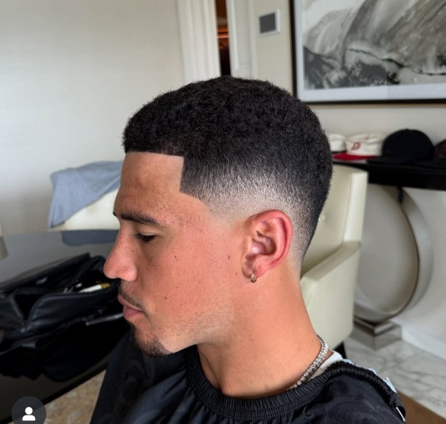 看著(zhù)挺利索！理發(fā)師社媒曬德文-布克的新發(fā)型