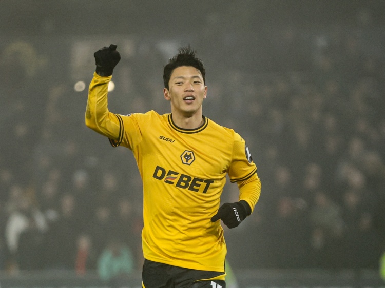 荷媒：埃因霍溫有意租借+選擇買(mǎi)斷引進(jìn)黃喜燦，但狼隊暫未同意