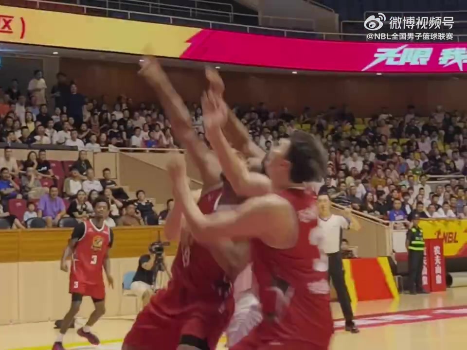 與小個(gè)球員一起練腳步 開(kāi)拓者官博曬克林根休賽期最新動(dòng)態(tài)