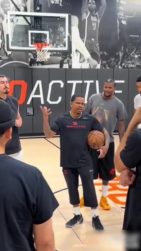 周玲安：愛(ài)德華茲說(shuō)長(cháng)城真的很難爬很陡 他現在是真正的好漢了