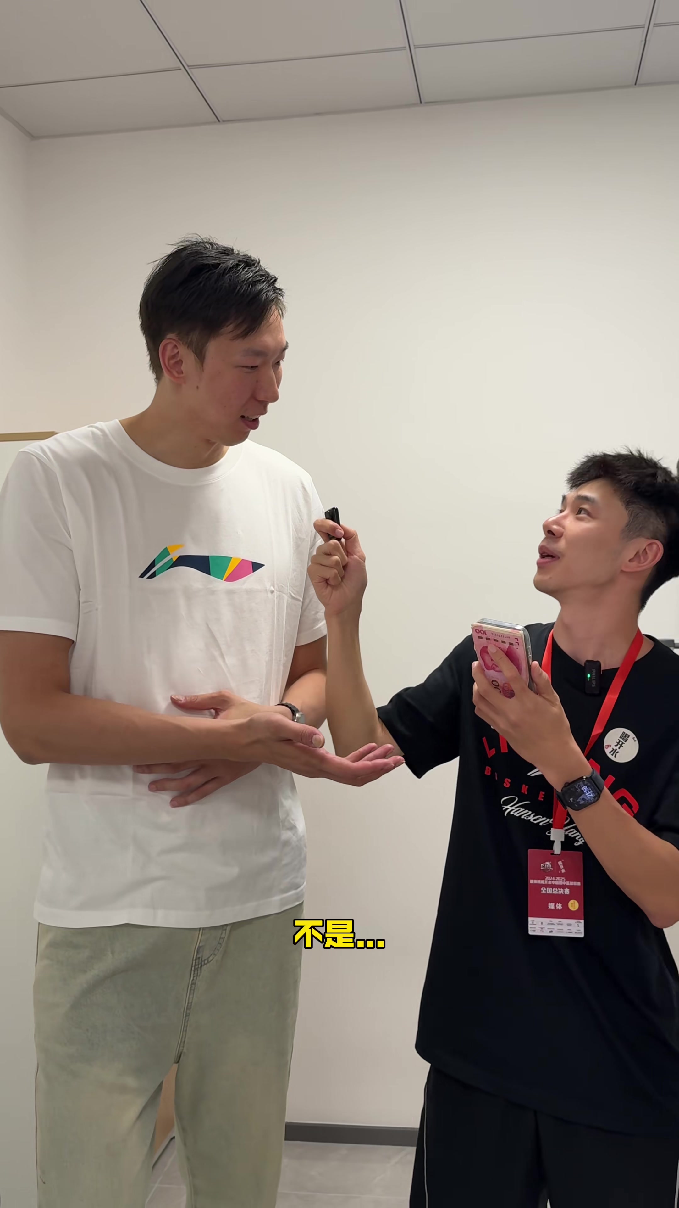 李觀(guān)洋社媒曬與小卡同場(chǎng)競技視頻：很難描述他張開(kāi)手防守時(shí)多夸張