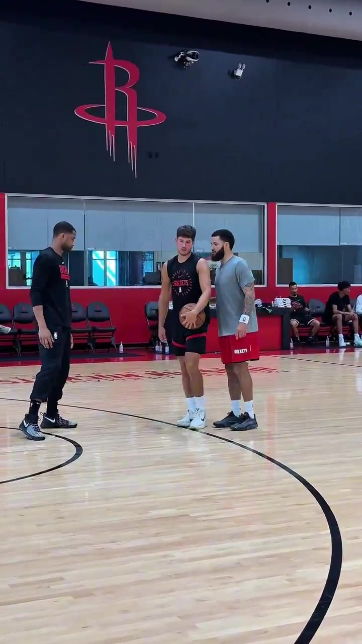 訓練師曬杰倫-格林近期5v5視頻 過(guò)人上籃一氣呵成