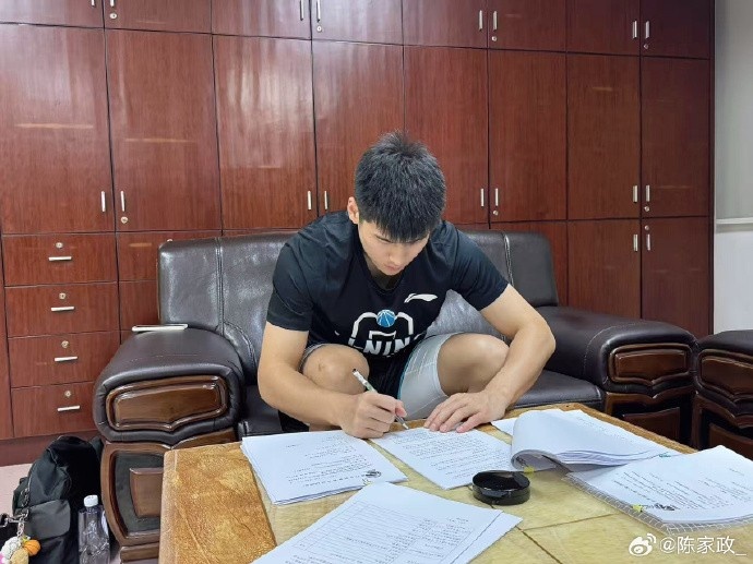 廣東男籃小將陳家政曬簽約照：歸零  重啟 向上 感恩一切