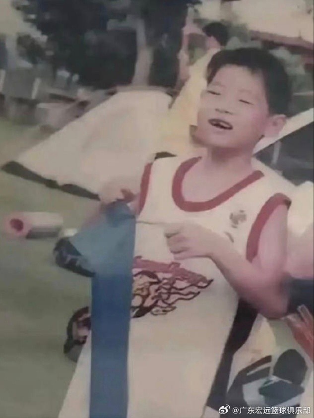 奇妙的緣分！廣東官方曬老照片：崔永熙小時(shí)候穿過(guò)宏遠球衣