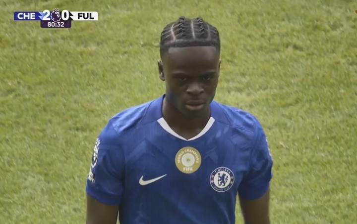 有點(diǎn)不開(kāi)心！切爾西小將喬治換上后又被換下，桑托斯替補上場(chǎng)