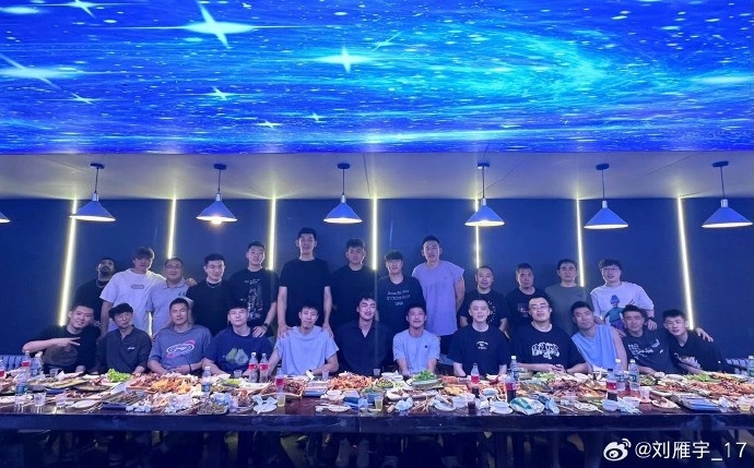 劉雁宇更博曬昔日隊友合照：聚也不是開(kāi)始 散也不是結束！