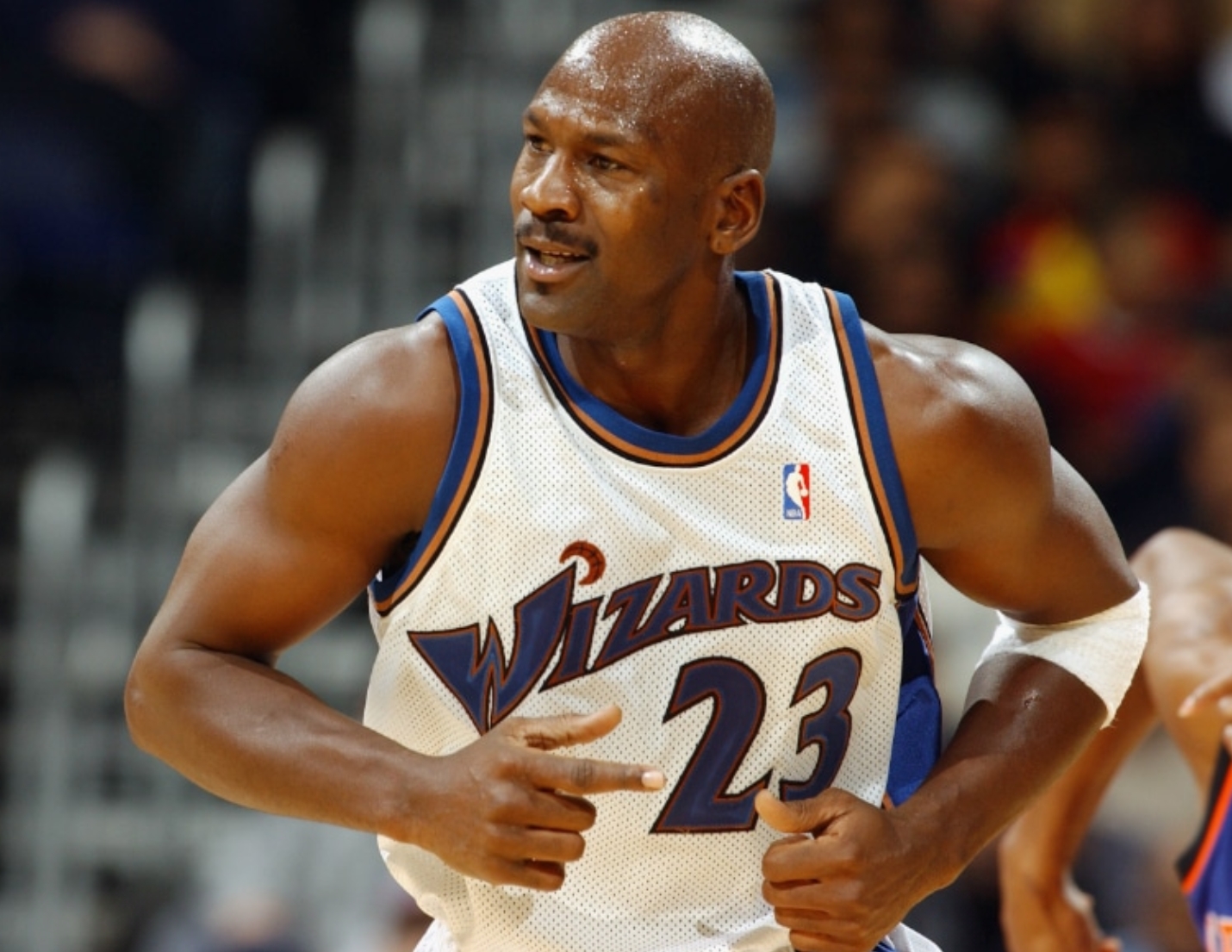 盧：奇才時(shí)期的喬丹靠一條腿場(chǎng)均21分 40歲的他還會(huì )提前訓練