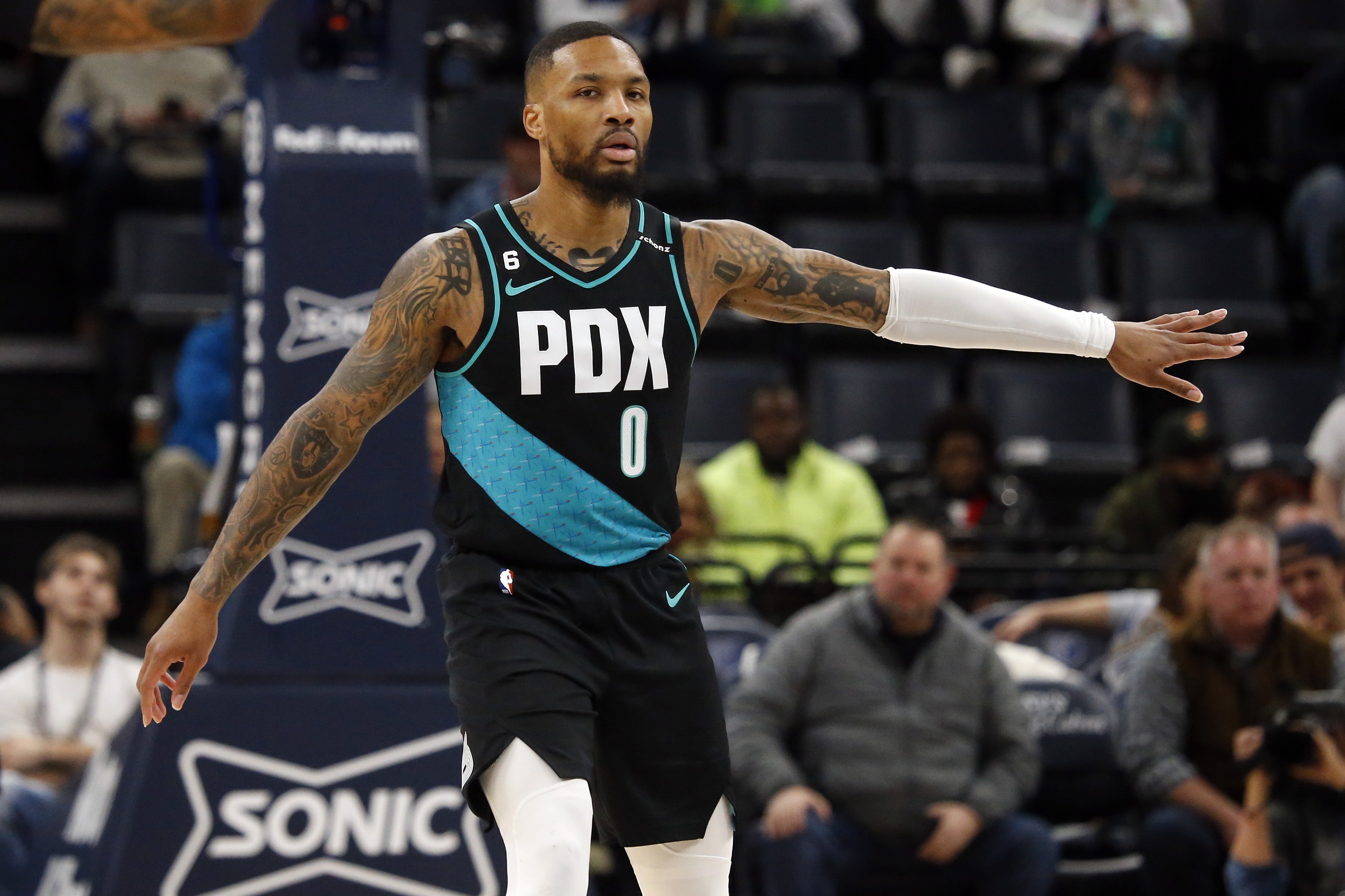 杰弗森：利拉德無(wú)全明星隊友年年季后賽 他力壓克萊&魔獸成75大