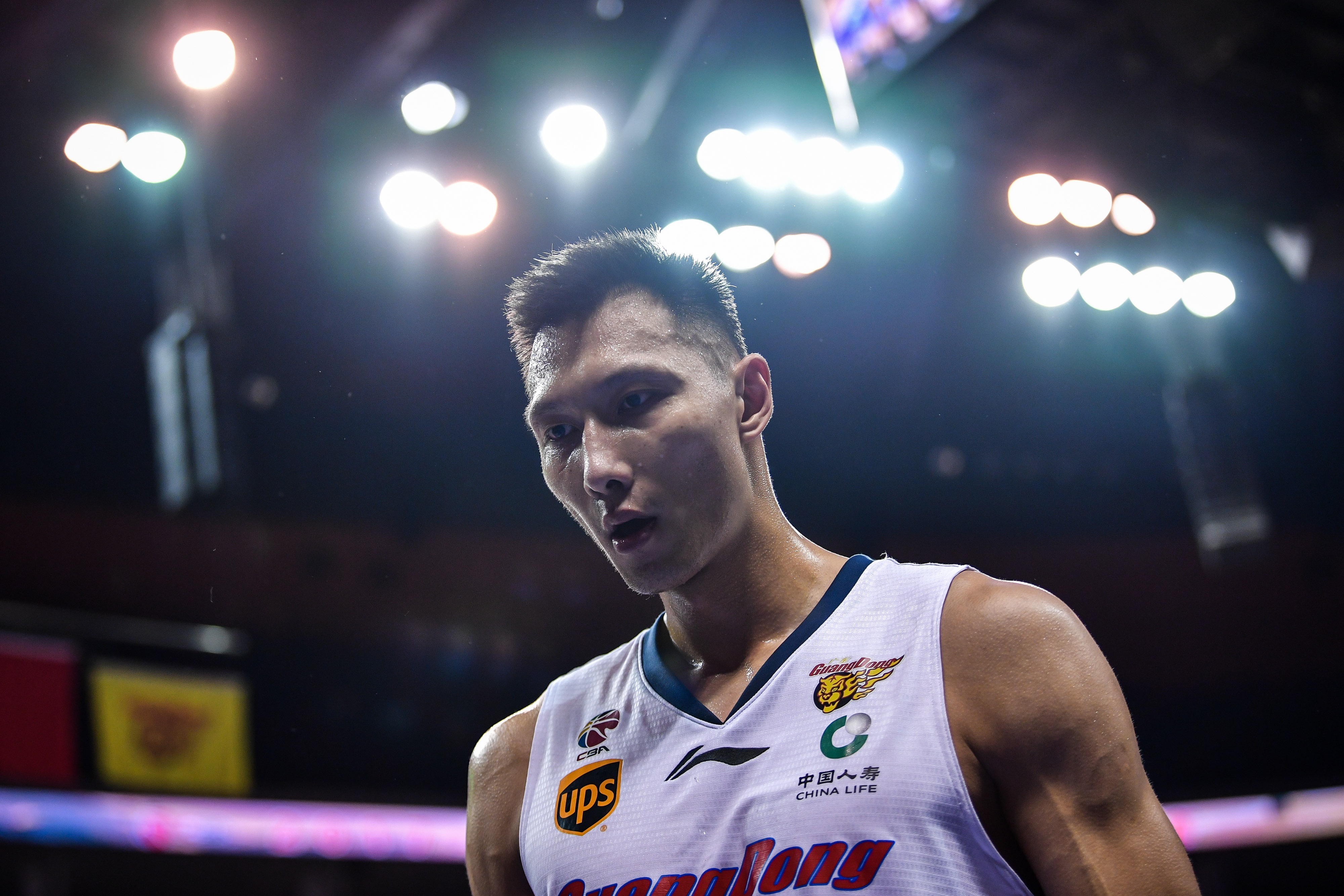 2年前的今天：易建聯(lián)在個(gè)人社媒宣布退役 結束自己21年籃球生涯