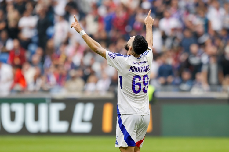 記者：里昂前鋒米卡烏塔澤今天前往西班牙體檢，并與黃潛簽約5年