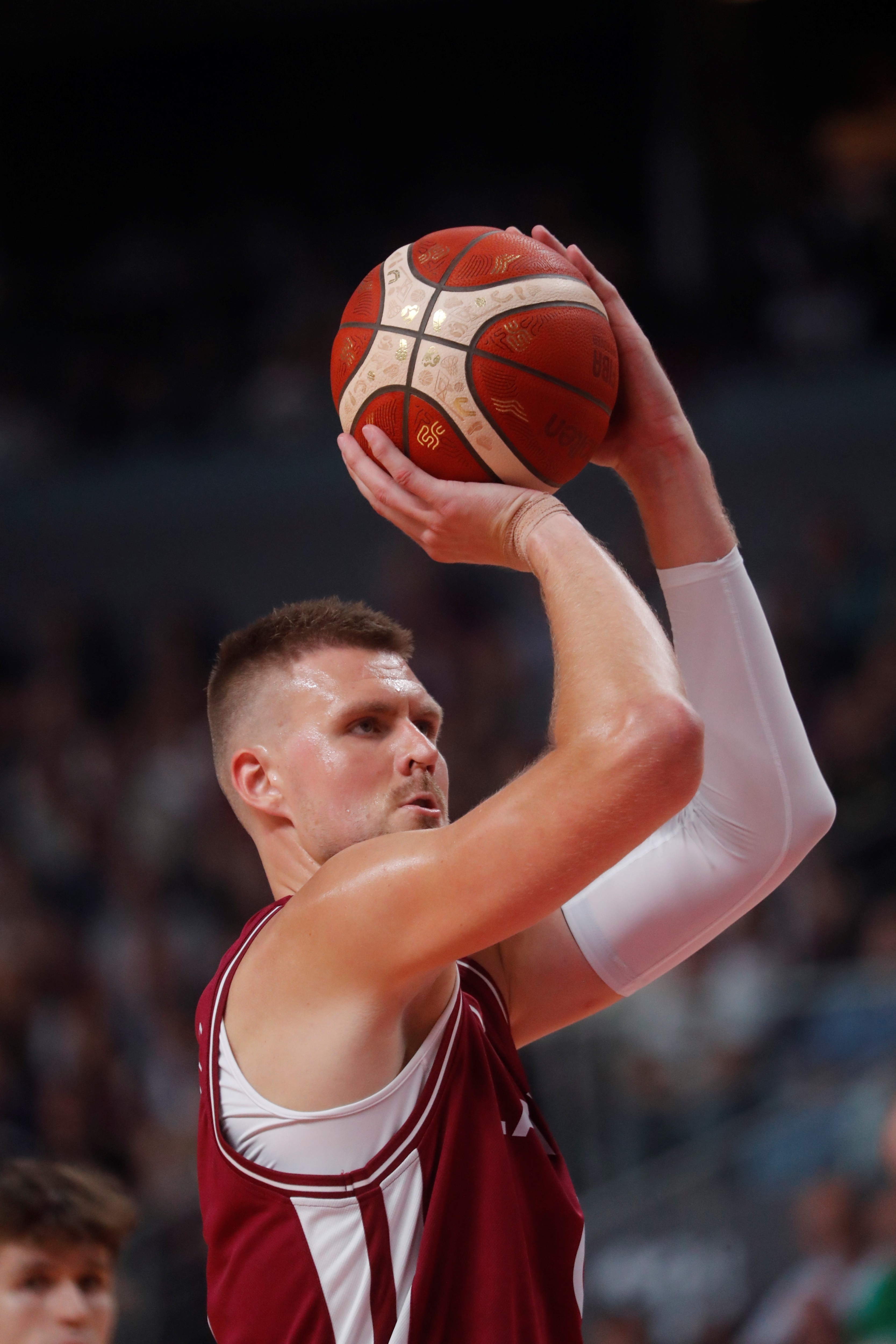 出現7次失誤！波爾津吉斯打趣：主場(chǎng)球迷壓迫感太強了