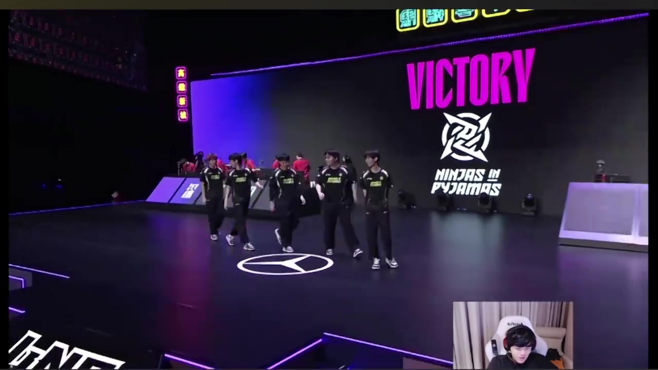 玩得很開(kāi)心??！唐斯中國行“偶遇”小卡 當場(chǎng)進(jìn)行三分PK