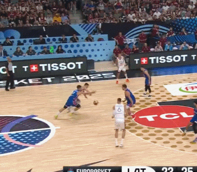 別受傷了！約基奇斷球后一條龍打成2+1 落地踉蹌重重砸在籃架上