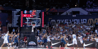 時(shí)間剛剛好！庫利巴利后撤步晃開(kāi)防守 三分壓哨洞穿籃心