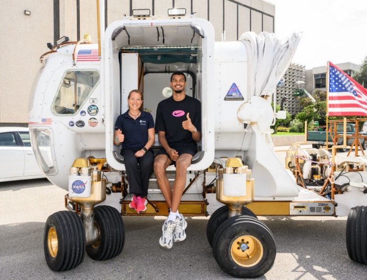 開(kāi)心得像個(gè)孩子！文班參觀(guān)NASA航天中心充滿(mǎn)好奇！