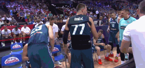 ???♂?看不下去！東契奇從教練手中拿過(guò)戰術(shù)板直接指導隊友