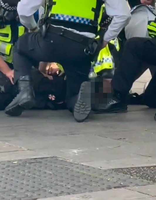 太陽(yáng)報：切爾西比賽結束后，場(chǎng)外一16歲少年因涉嫌持仿制槍被捕