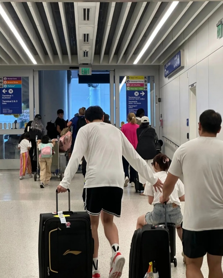 女友也在洛杉磯陪同！楊瀚森近期洛杉磯特訓 網(wǎng)友偶遇楊和其女友