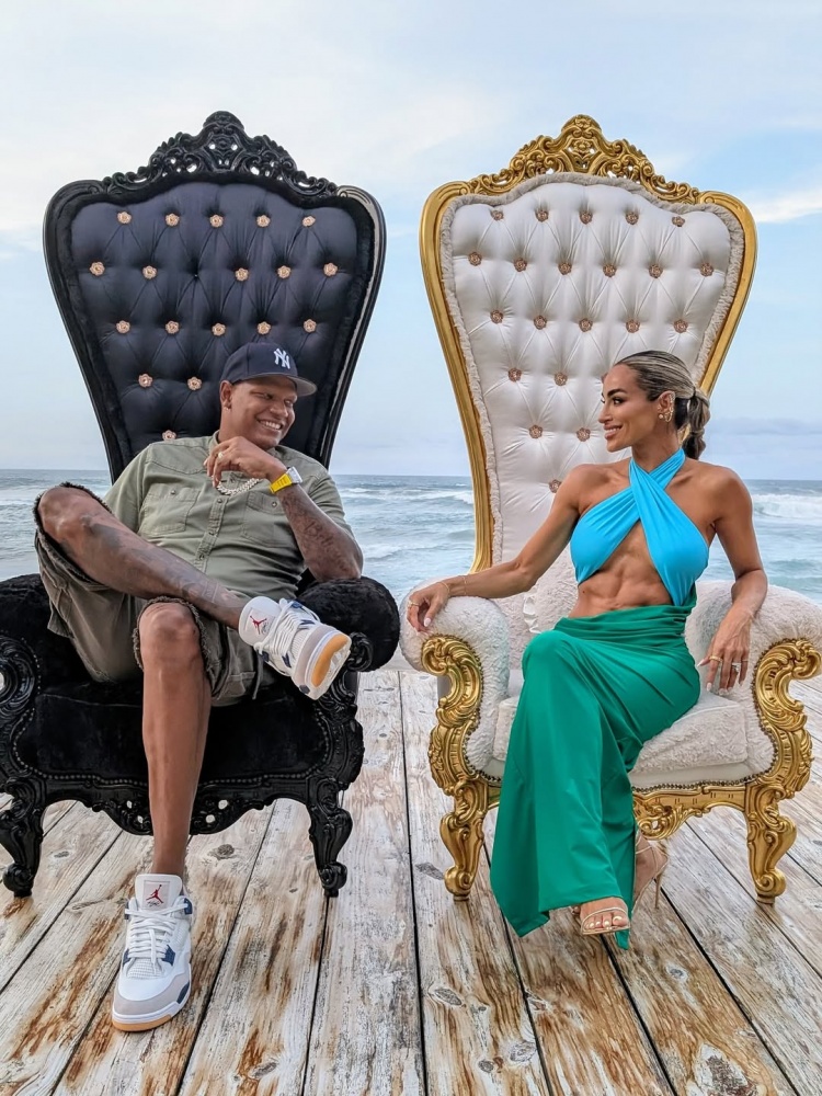 無(wú)眉大俠維拉紐瓦曬與二婚妻子合照 后者身材健美&腹肌明顯