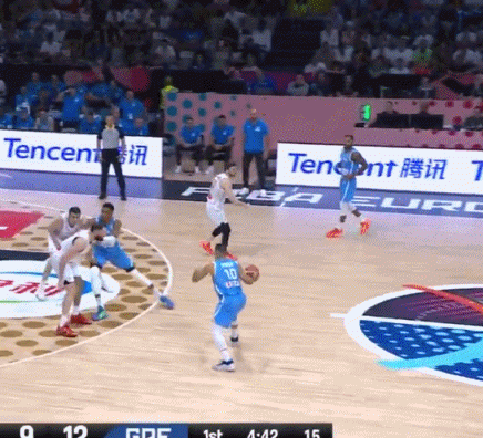 怪獸出沒(méi)！字母哥接隊友妙傳 騰空而起雙臂空接虐筐引爆全場(chǎng)