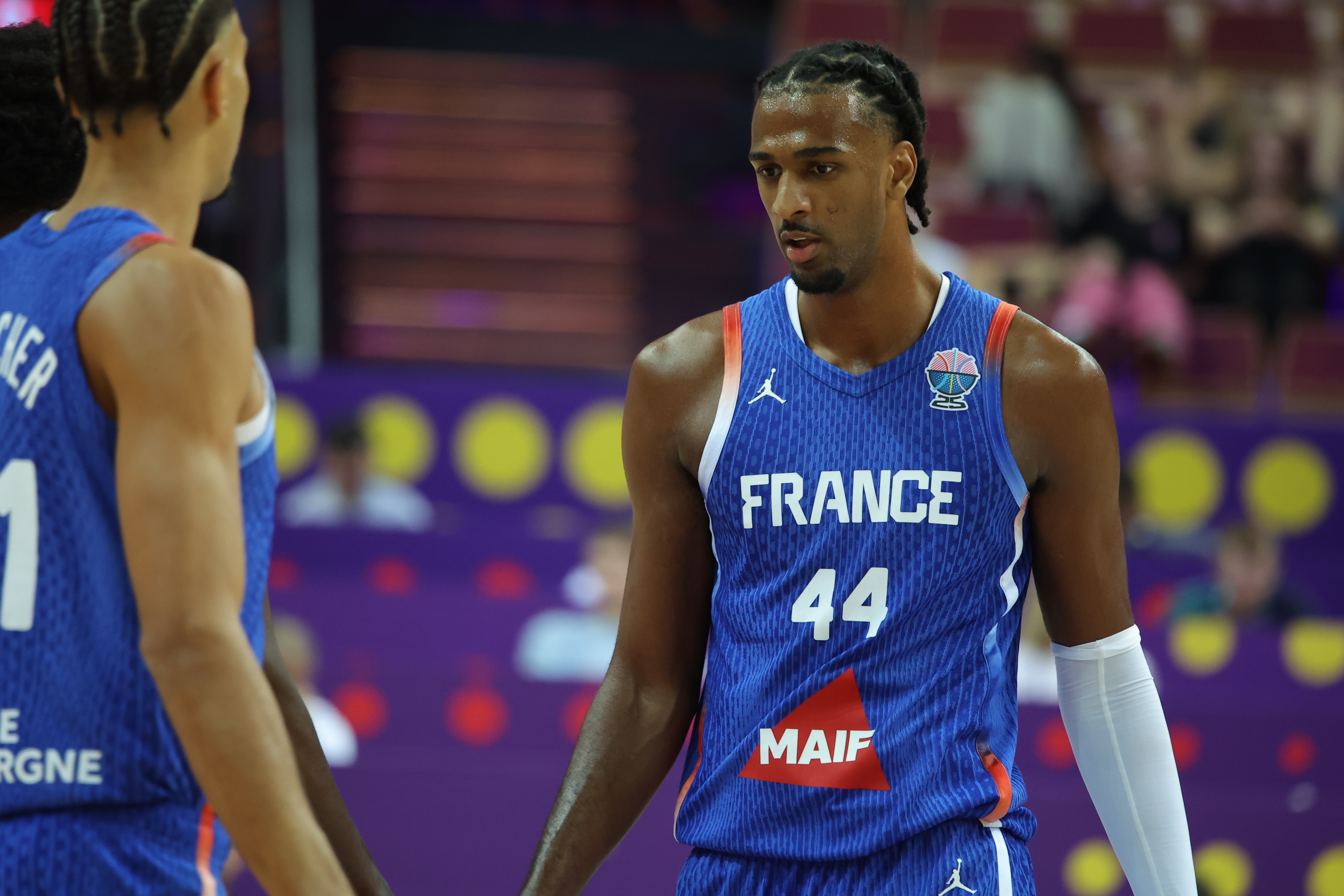 高效+優(yōu)秀護筐！薩爾替補出戰21分鐘 6中5得12分5板1斷2帽