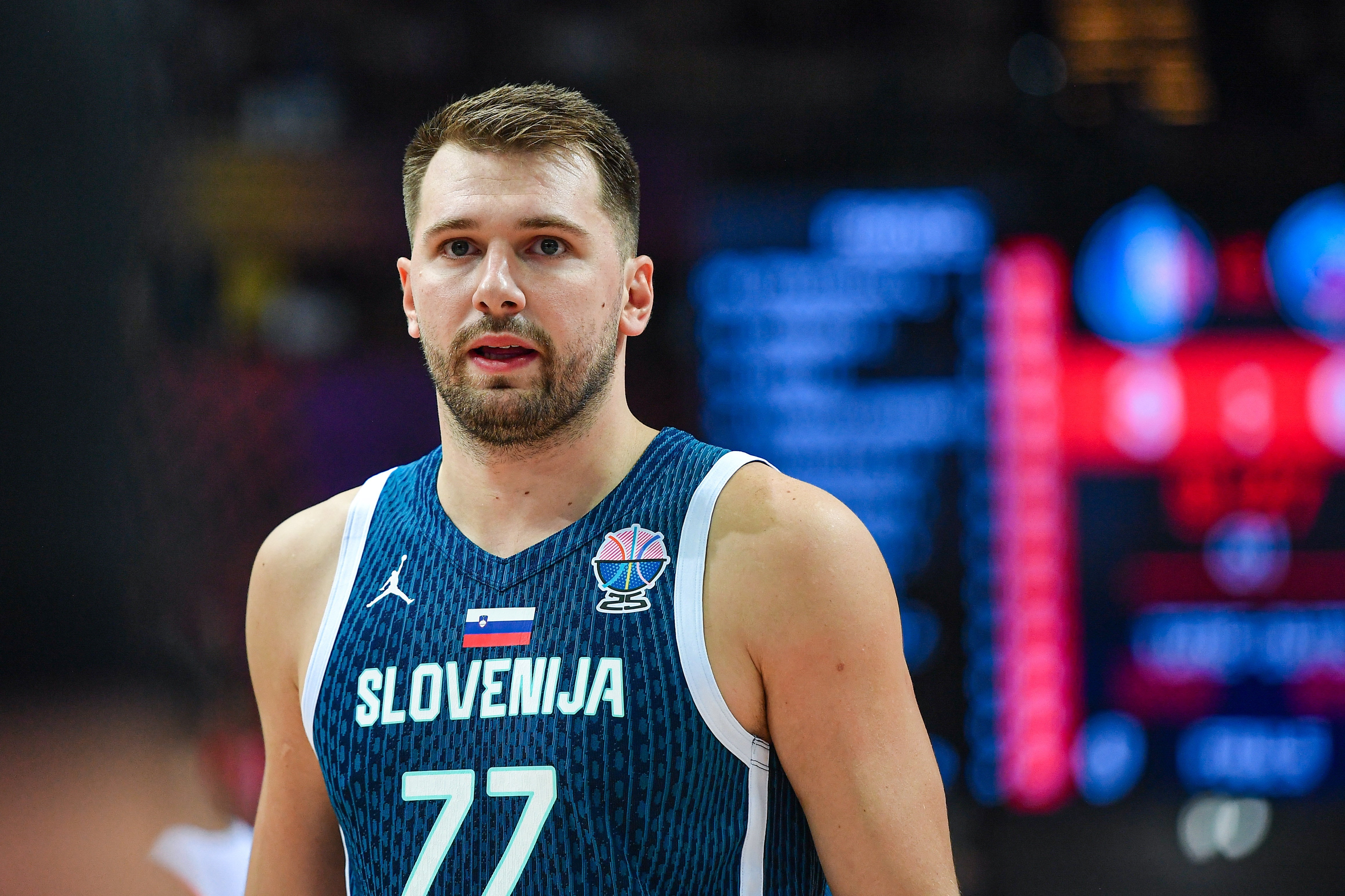 勞苦功高！東契奇半場(chǎng)16中6砍下兩隊最高19分 另有6板2助2斷