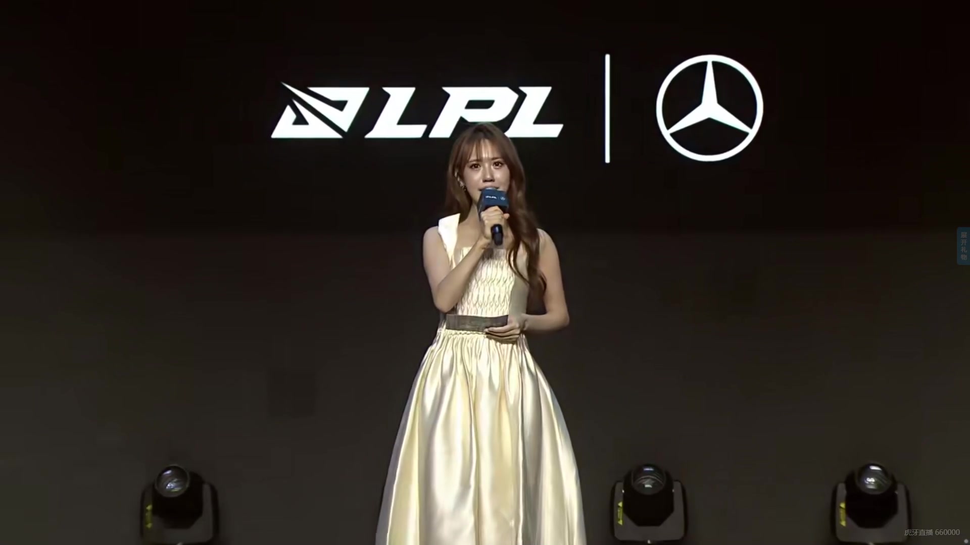 備戰新賽季！女友曬哈登赤裸上身訓練視頻 腹部平坦沒(méi)有贅肉