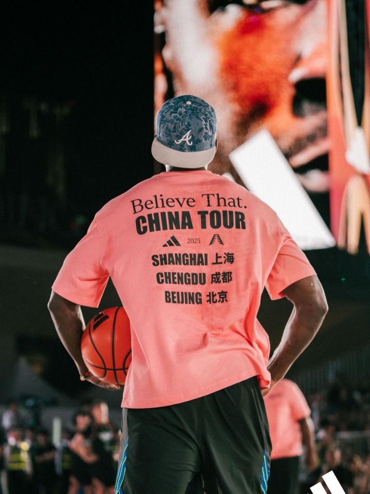 愛(ài)德華茲社媒曬多圖回顧中國行 并用拼音打出Huá Zī