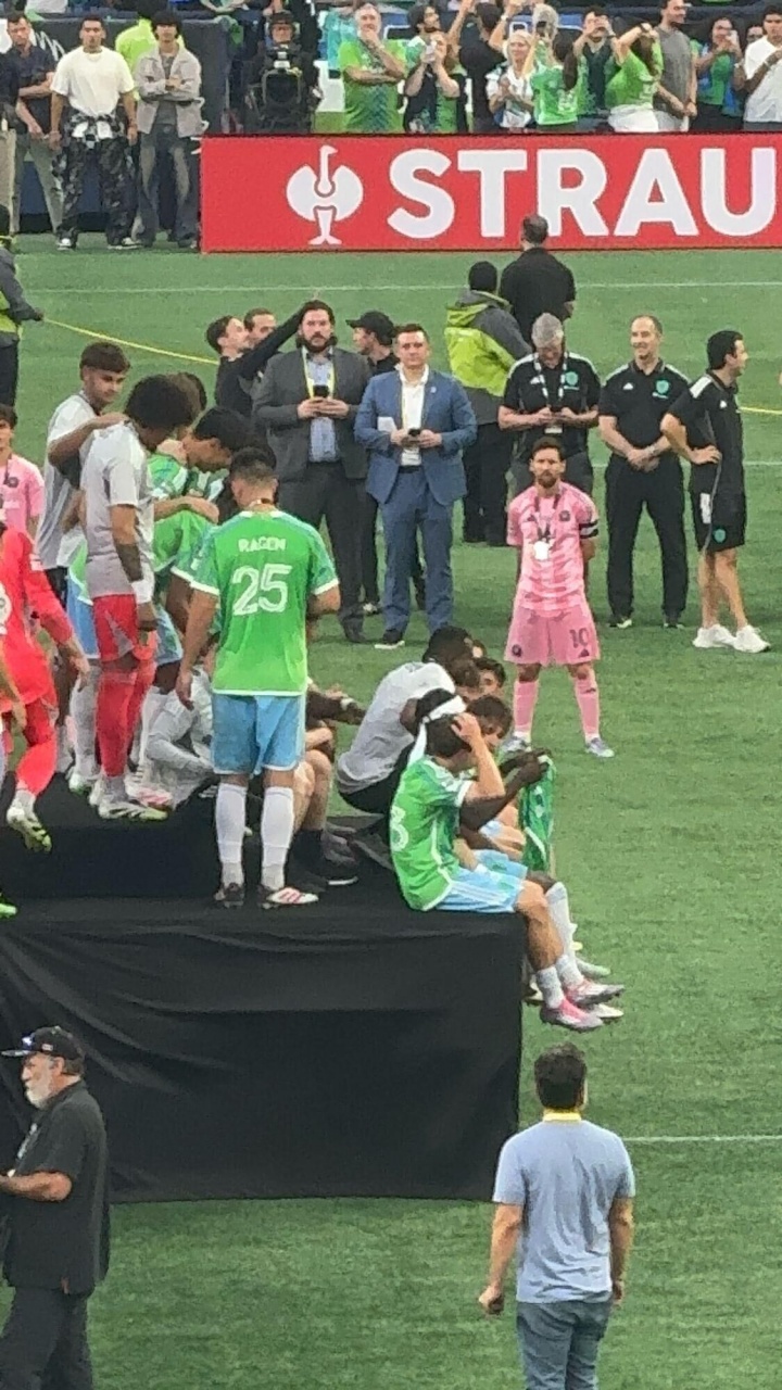 給予對手尊重，梅西賽后在場(chǎng)內看西雅圖海灣人頒獎儀式