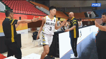 地滑之秀！馬來(lái)西亞U16球員出場(chǎng)時(shí)摔倒險成飛鏟 教練組集體受驚