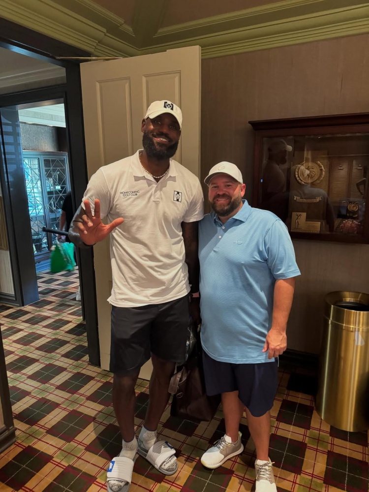 人生樂(lè )趣！職業(yè)高爾夫球手曬與詹姆斯合照：很高興見(jiàn)到你！