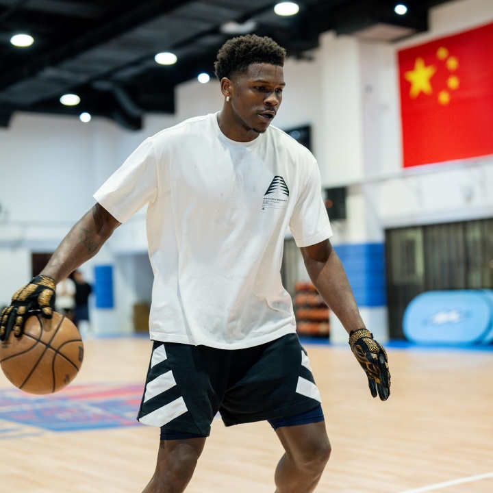 愛(ài)德華茲曬多張照片&和五星紅旗合照：以愛(ài)為名！