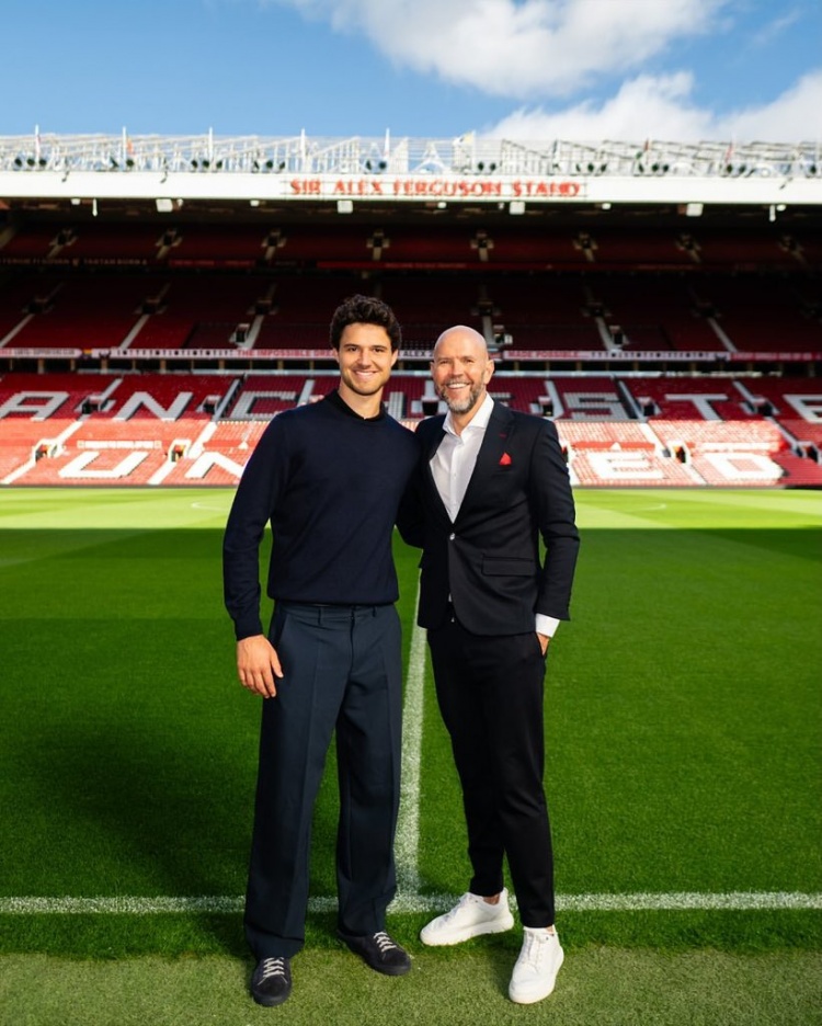 夢(mèng)想成真！拉門(mén)斯和他的經(jīng)紀人在老特拉福德球場(chǎng)合影