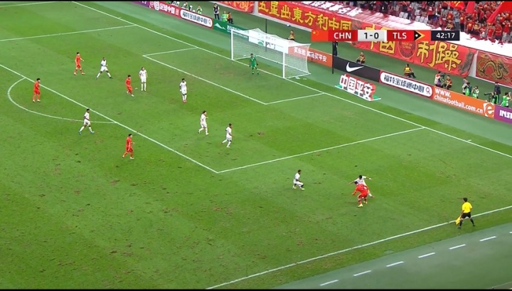 這球場(chǎng)不是新的么，草皮是啥時(shí)候鋪的，咋一踩一個(gè)坑