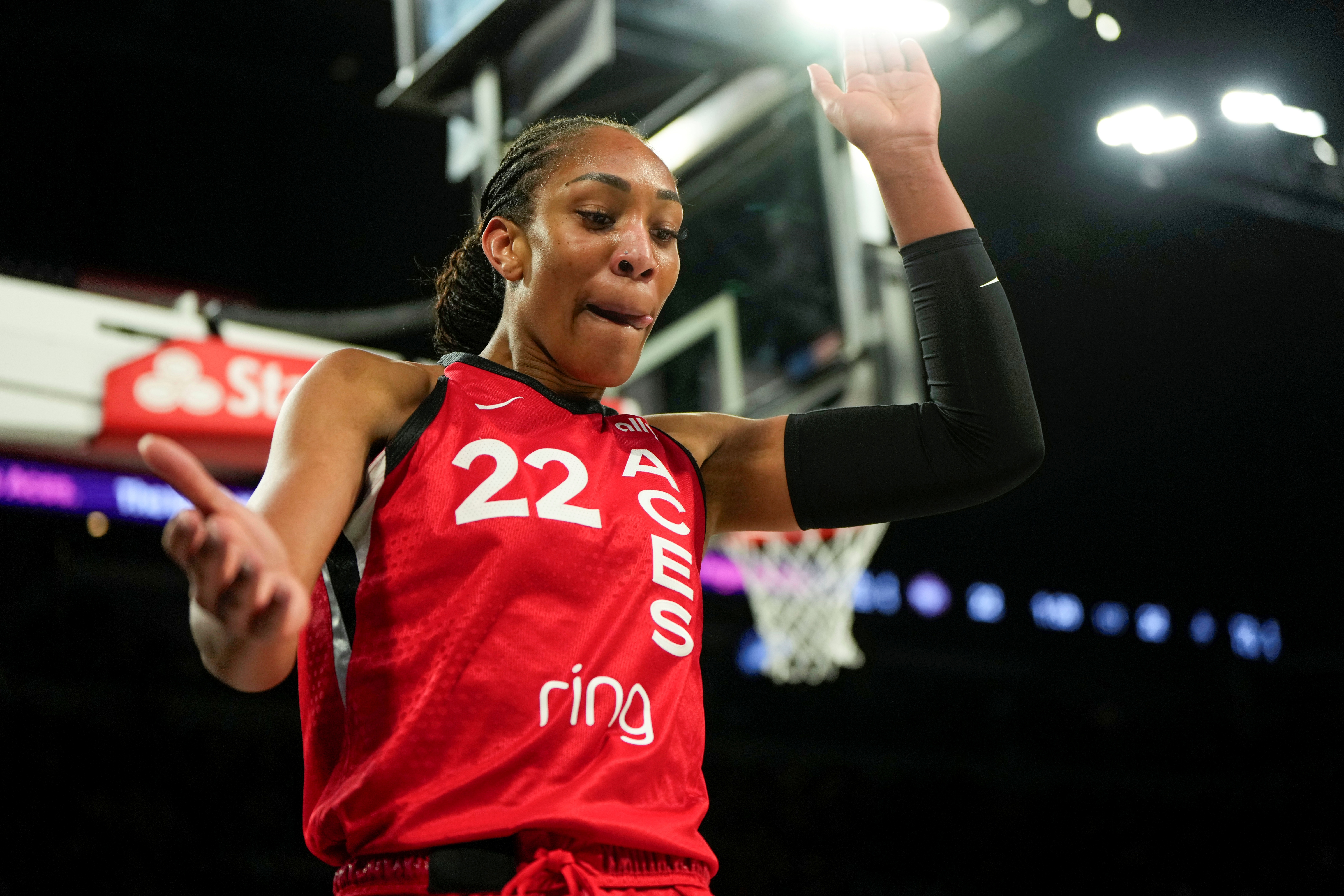 無(wú)解！阿賈-威爾遜17中9轟23分19板4助2斷4帽 提前下場(chǎng)不刷第20板