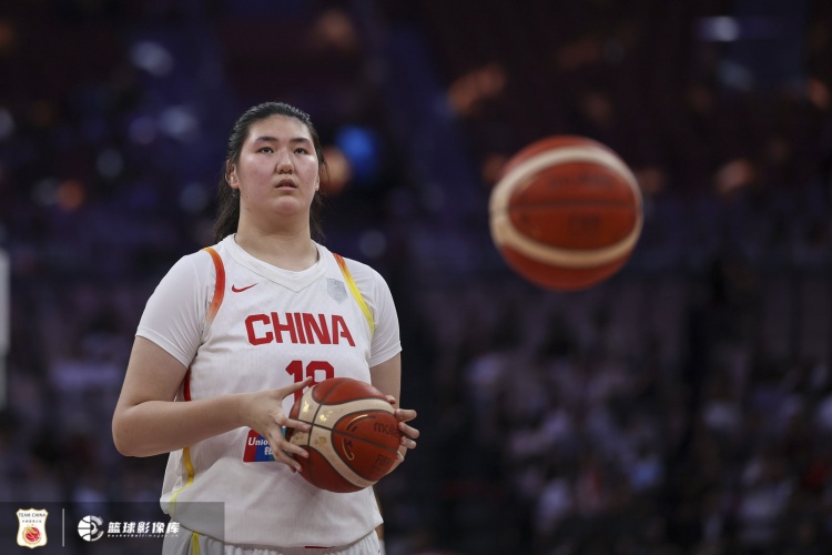 亞洲杯場(chǎng)均14分鐘15.6分！媒體人：山東女籃以不菲代價(jià)簽下張子宇