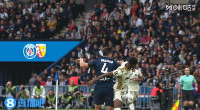 一場(chǎng)傷3人！貝拉爾多對抗下崴腳被擔架抬出，巴黎66分鐘傷退3人