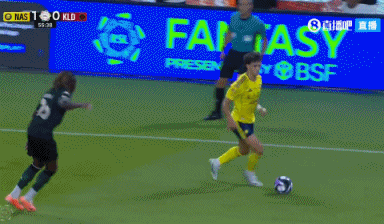 有失水準！C羅空門(mén)機會(huì )踢呲自己倒地，懊惱不已