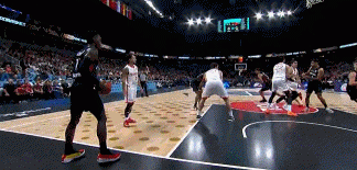 籃下偷雞！施羅德底線(xiàn)發(fā)球直接砸申京屁股 直接拿球輕松上籃