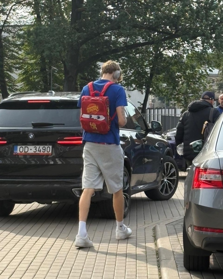 背上我心愛(ài)的小書(shū)包！賽前穆里寧背著(zhù)一個(gè)卡通小書(shū)包前往球館