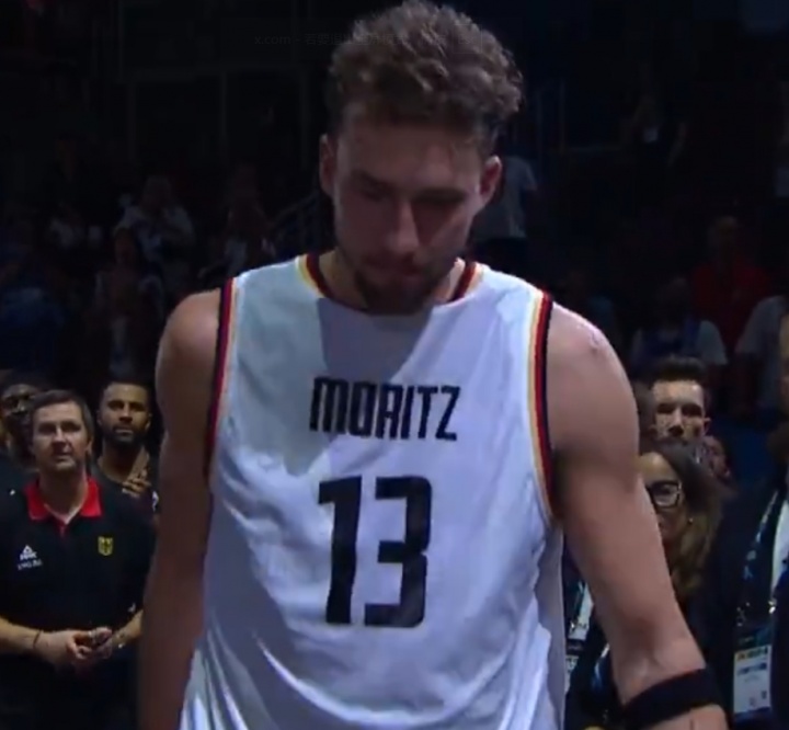 兄弟情深！小瓦賽后身穿哥哥大瓦的球衣參加了頒獎典禮！