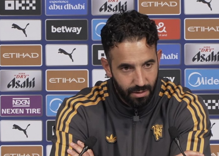 阿莫林：戰術(shù)沒(méi)有問(wèn)題，踢阿森納時(shí)讓B費踢雙中場(chǎng)也踢得不錯