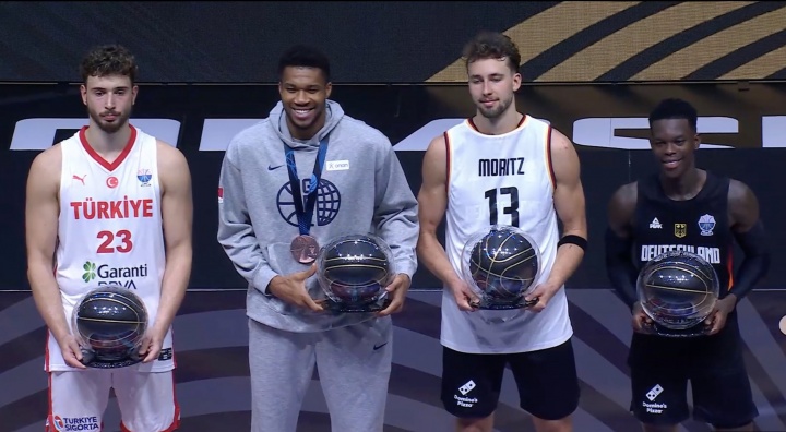 對自己要求很高！最佳陣容領(lǐng)獎的4人 只有申京沒(méi)笑