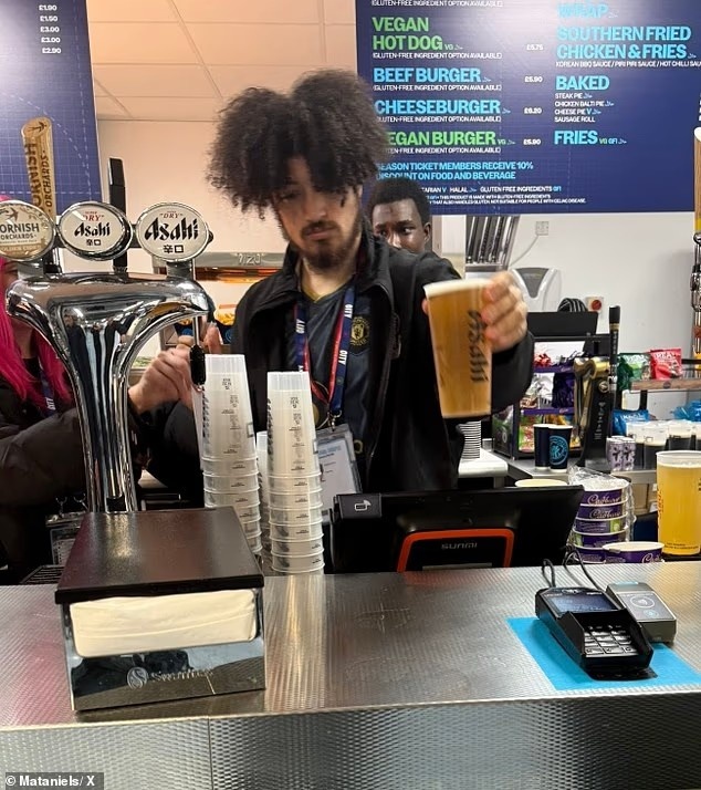 曼城主場(chǎng)一名酒吧工作人員在德比日穿曼聯(lián)球衣上班，遭到曼城解雇