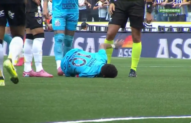 開(kāi)場(chǎng)一分鐘就扭腳！內馬爾賽后怒噴：這人工草皮就是屎！??