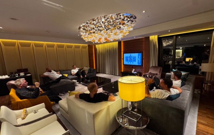 慘！費迪南德、魯尼等曼聯(lián)名宿在酒店看曼市德比，結果曼聯(lián)被吊打