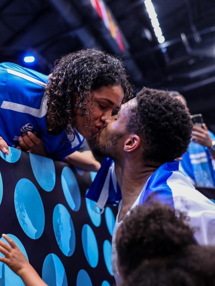 妻子深情表白字母：我的男人 你的一切成就都是靠自己努力得來(lái)的